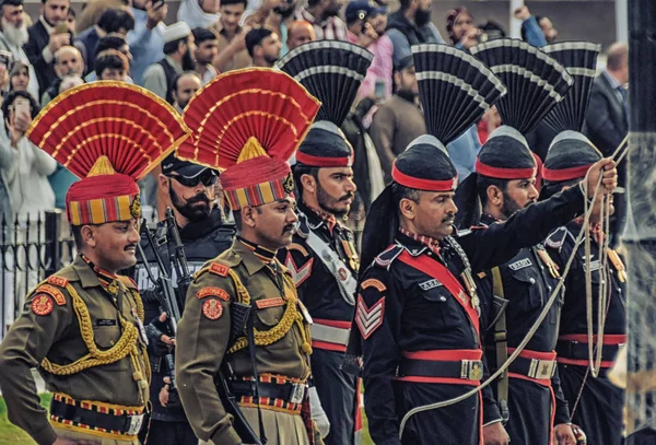 The marching Pakistani and Indian guards in national uniform at — Stock Photo, Image