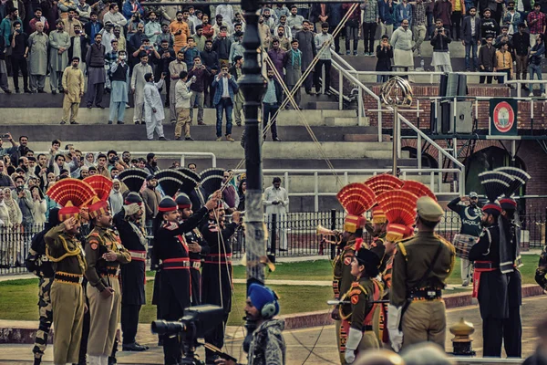 A marcha guardas paquistaneses e indianos em uniforme nacional em — Fotografia de Stock