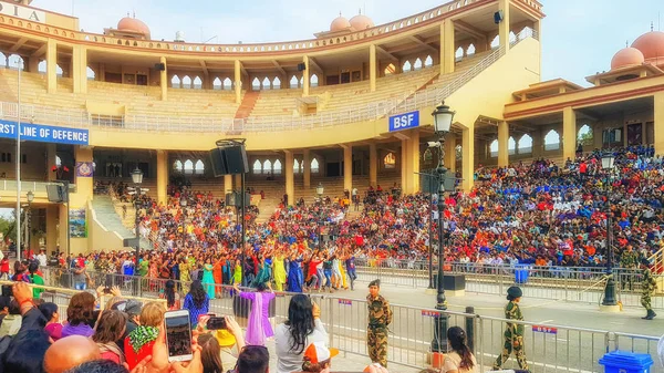 Åskådare på den dagliga Indien-Pakistan gräns ceremoni av loweri — Stockfoto