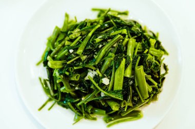 Kızarmış su ıspanağı. 