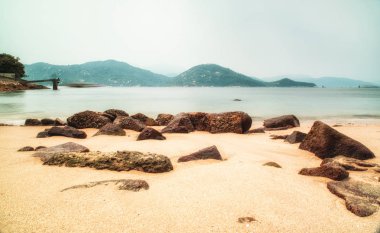 Bir plajda sonsuz dalga