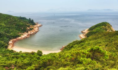 Hong Kong Cheung Chau adasında izole plaj ve defne,