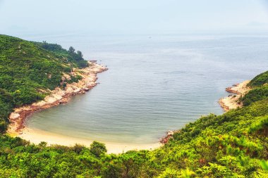Hong Kong Cheung Chau adasında izole plaj ve defne,