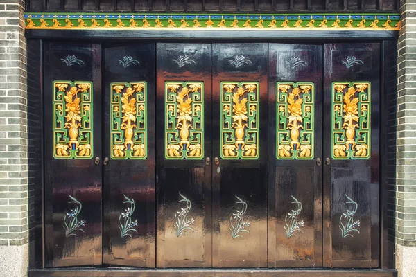 Reich bemalte Tür im Pak Tai Tempel, Cheung Chau Insel, hon — Stockfoto