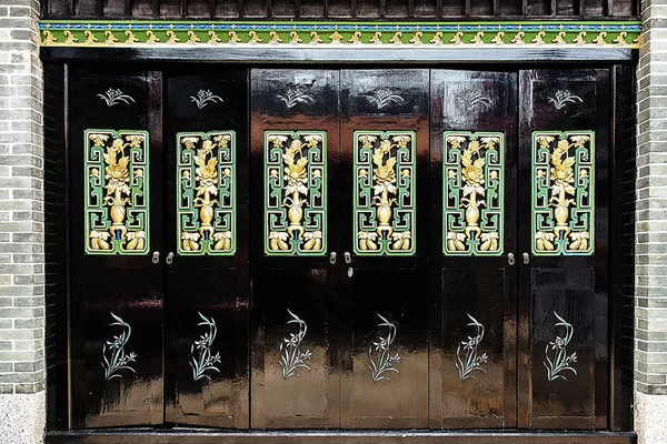 Porta dipinta decorativamente al tempio di Pak Tai, isola di Cheung Chau, Hon — Foto Stock