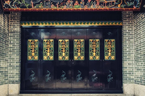 Reich bemalte Tür im Pak Tai Tempel, Cheung Chau Insel, hon — Stockfoto