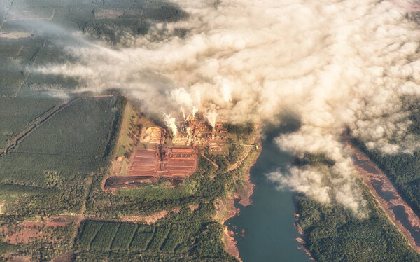 Вид с воздуха на загрязнение завода
