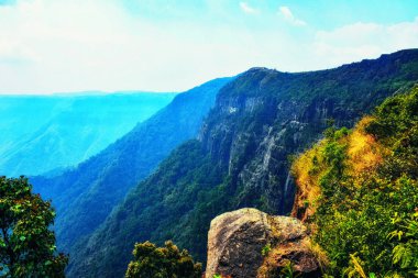 Khasi Tepeleri, vadiler ve nehir geçidi, Cherrapunjee, Meghalaya, Hindistan.