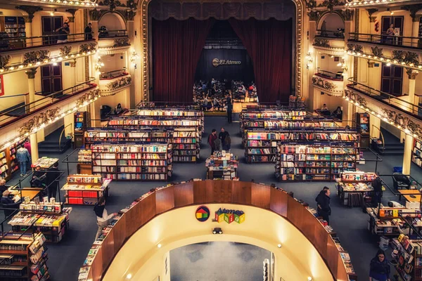 Библиотека Ateneo в Буэнос-Айресе, Аргентина — стоковое фото