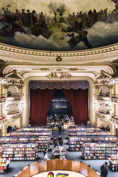 Библиотека Ateneo в Буэнос-Айресе, Аргентина — стоковое фото