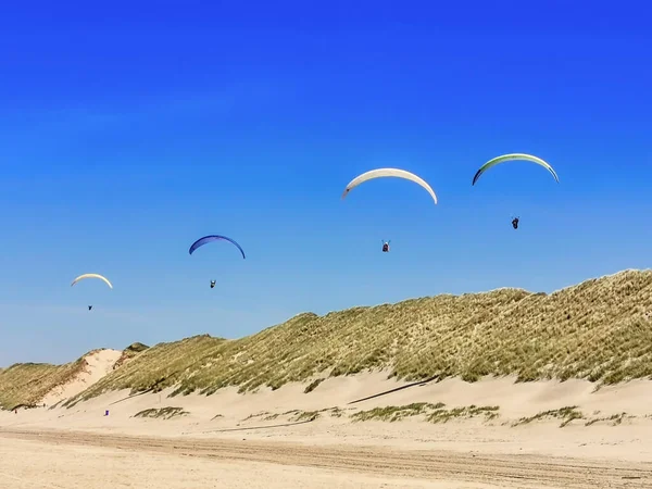 Parapente Volando Por Encima Las Dunas Playa Divirtiéndose Una Gran — Foto de Stock