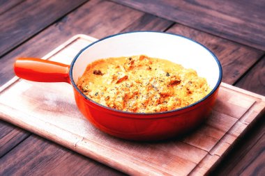 Yumuşak, sulu tavuk tikka parçalarıyla tereyağlı tavuk