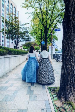 Güney Kore, Seul 'deki Asyalı kadınlar Hanbok pozu verdiler.