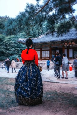 Güney Kore, Seul 'deki Asyalı kadınlar Hanbok pozu verdiler.