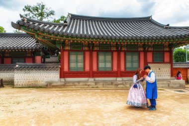 Seul, Güney Kore, 3 Ekim 2017: Geleneksel Hanbok kıyafetleriyle tarihi Changdeokgung Sitesi 'ni ziyaret eden Güney Koreli bir aile.