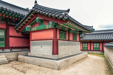 Güney Kore, Seul 'deki Changdeokgung Sarayı' ndaki binaların çatıları kiremitlerle boyanmış ahşap ağaçlar ve seramik hayvanlarla dolu..