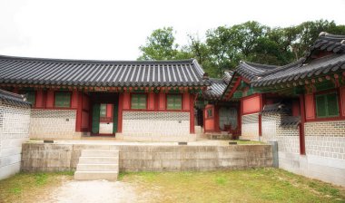 Changdeokgung Sarayı 'nda çeşitli mimari ve geleneksel tarihi öğeler.