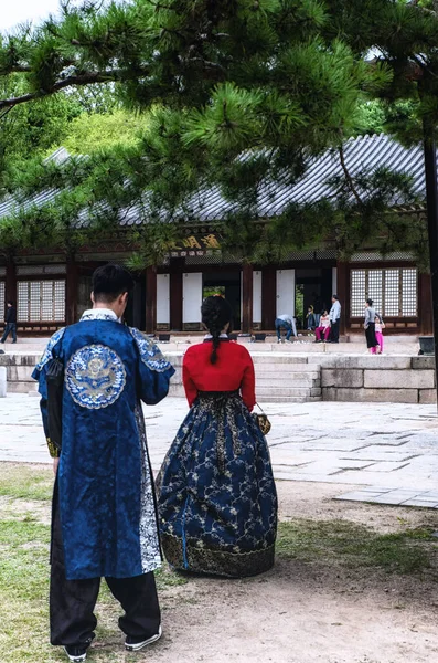 Asiatiska Kvinnor Klädda Hanbok Pose Stående Seoul Sydkorea — Stockfoto