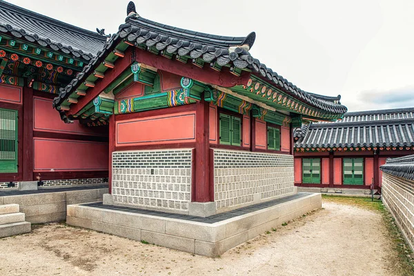 韓国ソウルの昌徳宮複合団地内の建物の屋根を曲げ タイル張りでカラフルな塗装木製のEvesとセラミック獣 — ストック写真