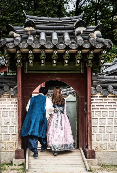 Jovem Casal Vestindo Trajes Tradicionais Visitando Palácio Changdeokgung Seul — Fotografia de Stock