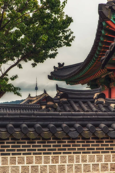 Changdeokgung Palace Τον Πύργο Της Σεούλ Στο Βάθος Μνημείο Παγκόσμιας — Φωτογραφία Αρχείου