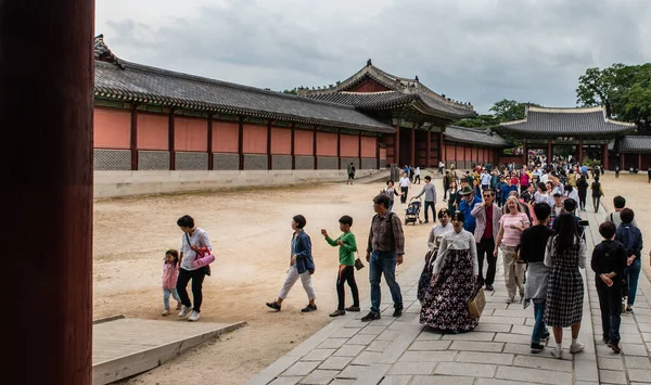 Turistas Visitam Palácio Changdeokgung Situado Dentro Grande Parque Jongno Seul — Fotografia de Stock