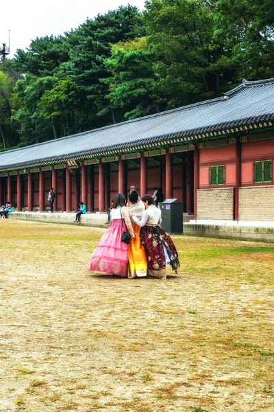 2017年10月3日 韩国首尔 韩国首尔长德宫 身着传统服装的女性 — 图库照片