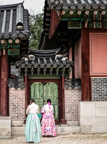 Mujeres Vestidas Con Trajes Tradicionales Palacio Changdeokgung Seúl Corea Del — Foto de Stock