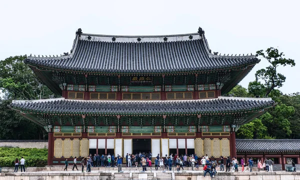 Turistas Visitam Palácio Changdeokgung Situado Dentro Grande Parque Jongno Seul — Fotografia de Stock