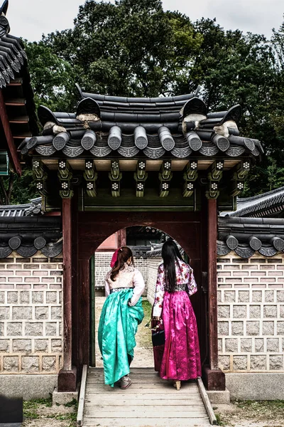 Jovem Casal Vestindo Trajes Tradicionais Visitando Palácio Changdeokgung Seul — Fotografia de Stock