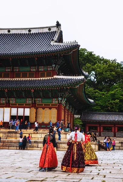 Mulheres Vestindo Trajes Tradicionais Palácio Changdeokgung Seul Coreia Sul — Fotografia de Stock