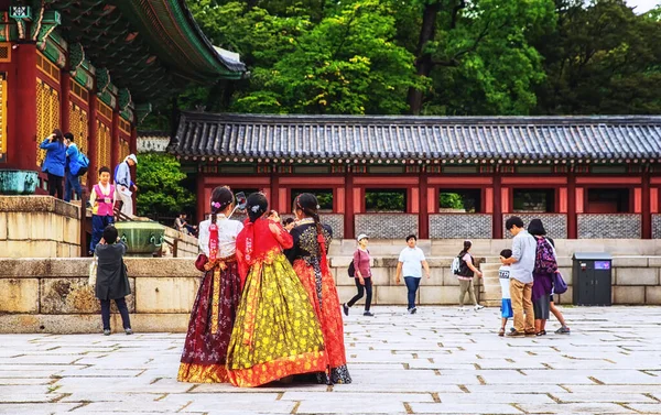 ソウルの昌徳宮で伝統衣装を着た女性 — ストック写真
