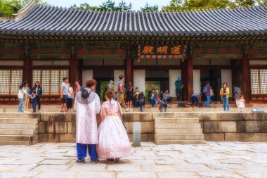 Güney Kore, Seul 'deki Changdeokgung Sarayı' nda geleneksel kostümlü kadınlar.