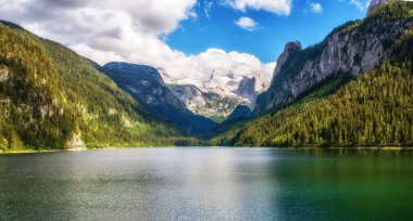 Yazın Gosausee, Salzkammergut bölgesi, Yukarı Avusturya ve Avusturya 'da görülen Dachstein dağı zirvesi