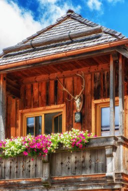 Kırsal eski Alp kulübesi mimarisi ayrıntıları.