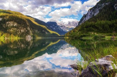 Gosausee, Salzkammergut, Avusturya 'da güzel bir göl.