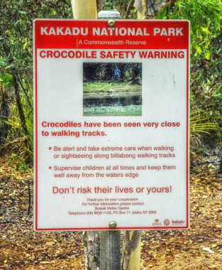 Timsah güvenlik uyarısı işareti, Kakadu Ulusal Parkı, Kuzey Bölgesi, Avustralya