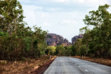 Avustralya 'daki Kakadu Ulusal Parkı' na giden yol..