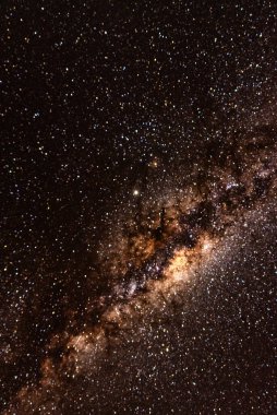 Gece sahnesi samanyolu arka planı