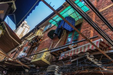 Şangay, Çin - 3 Ocak 2024: Şangay, Çin 'deki Fransız imtiyaz bölgesinde geleneksel Tianzifang alışveriş kompleksi.