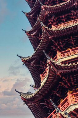 Longhua Tapınağı 'ndaki Antik Longhua Pagoda Maitreya Buddha' ya adanmış bir Budist Tapınağı. Şangay 'daki en büyük, en otantik ve en eski tapınak kompleksi..