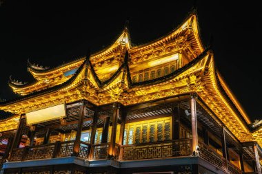 Çin 'de, Şangay' daki Yuyuan Bahçesi 'nde antik bir Çin mimarisinin altın yapısı gece boyunca saçıldı.