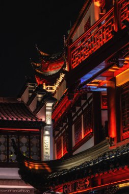 Şangay 'ın ünlü geleneksel Yu Yuan bahçesi geceleri Çin, Asya' da Şangay şehir merkezinde..