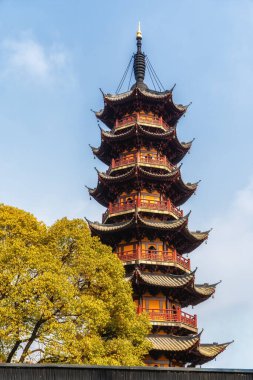 Şangay 'daki Longhua tapınağı. Longhua tapınağı Çin 'in ünlü Budist manastırlarından biri olan Şangay' ın güney banliyösünde yer almaktadır..