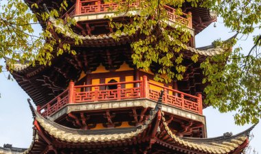 Longhua Tapınağı 'ndaki Antik Longhua Pagoda Maitreya Buddha' ya adanmış bir Budist Tapınağı. Şangay 'daki en büyük, en otantik ve en eski tapınak kompleksi..