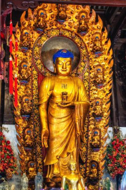 Longhua Tapınağı, Şangay, Çin 'de dini heykel. Longhua Tapınağı Maitreya Buddha 'ya adanmış bir Budist tapınağıdır..