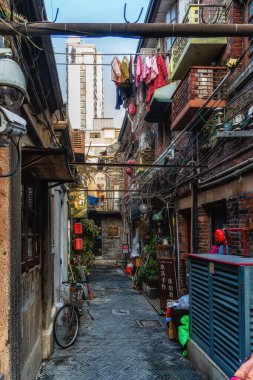 Şangay, Çin - 3 Ocak 2024: Şangay, Çin 'deki Fransız imtiyaz bölgesinde geleneksel Tianzifang alışveriş kompleksi.