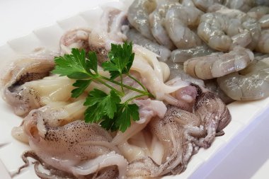 Karides ve ahtapot beyaz tabakta, yakın