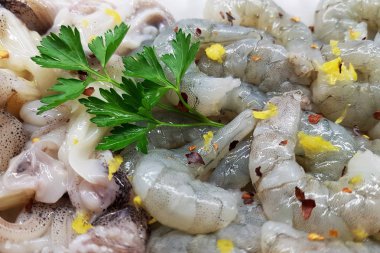 Karides ve ahtapot beyaz tabakta, yakın