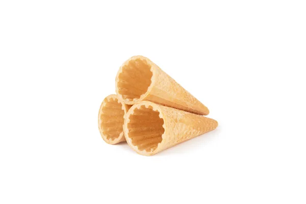 Конусы мороженого. Сладкая вафля пустой конус изолирован на белом фоне — стоковое фото